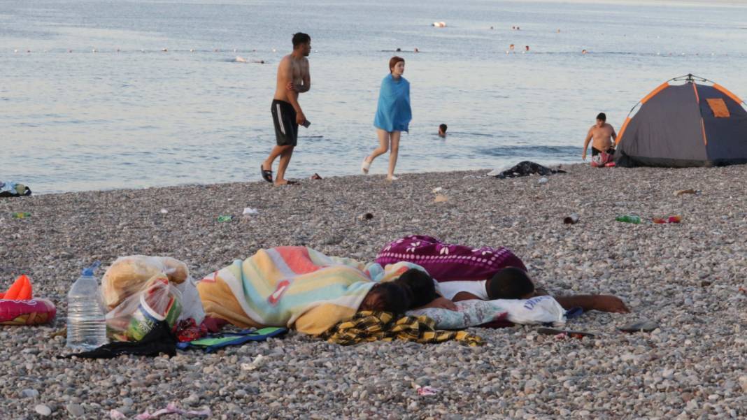 Nefes alamayan Antalyalılar sahilde sabahladı. Sıcaklık 45 dereceyi gördü 1
